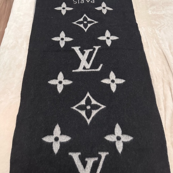 Louis Vuitton Reykjavik Scarf - Picture 5 of 9